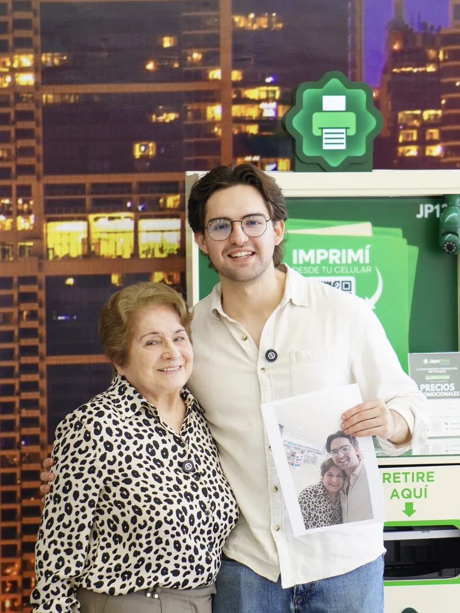 Una clienta y su hijo con la foto que acaban de imprimir en el tótem