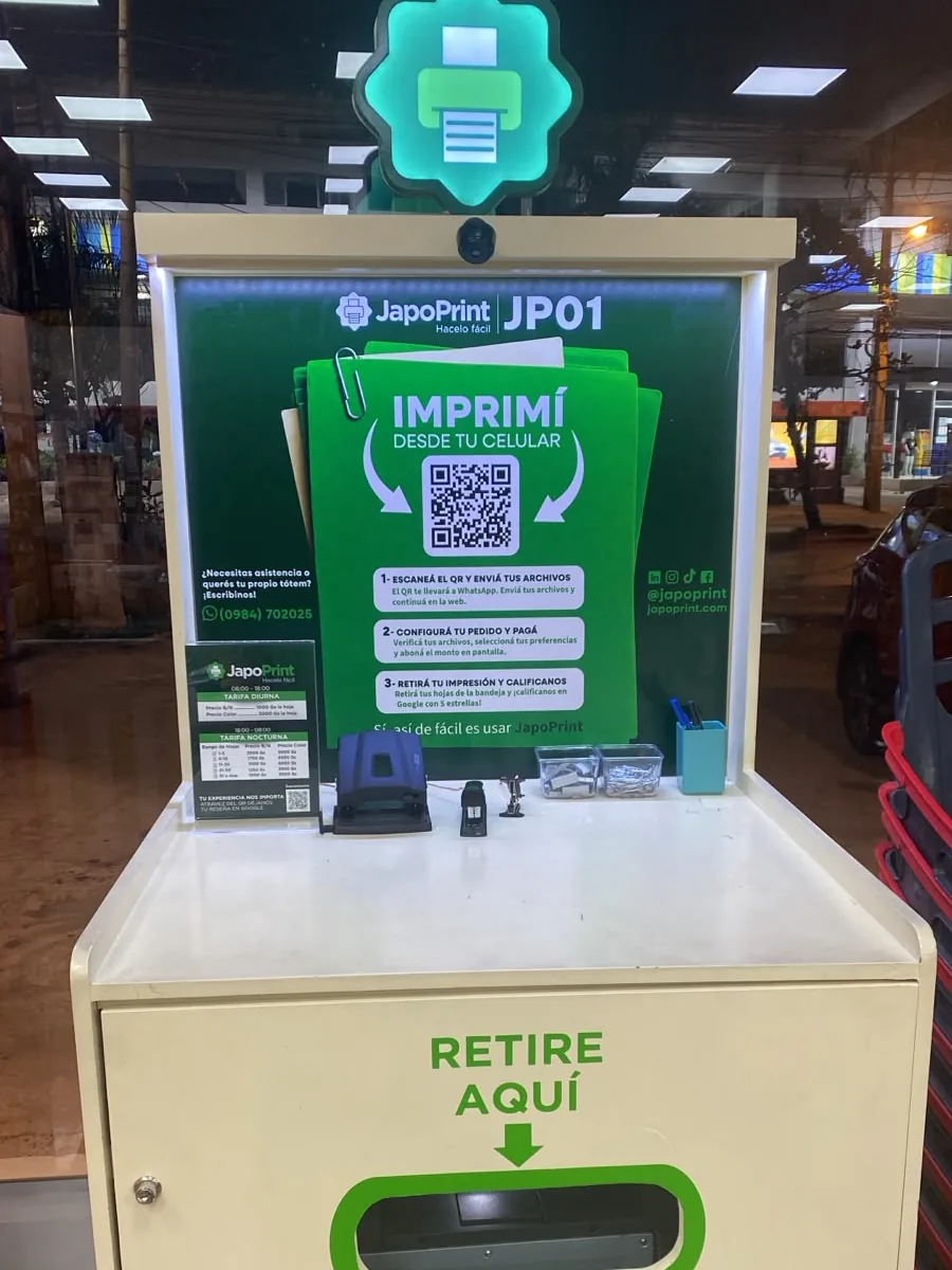 Tótem JapoPrint en un local, listo para imprimir