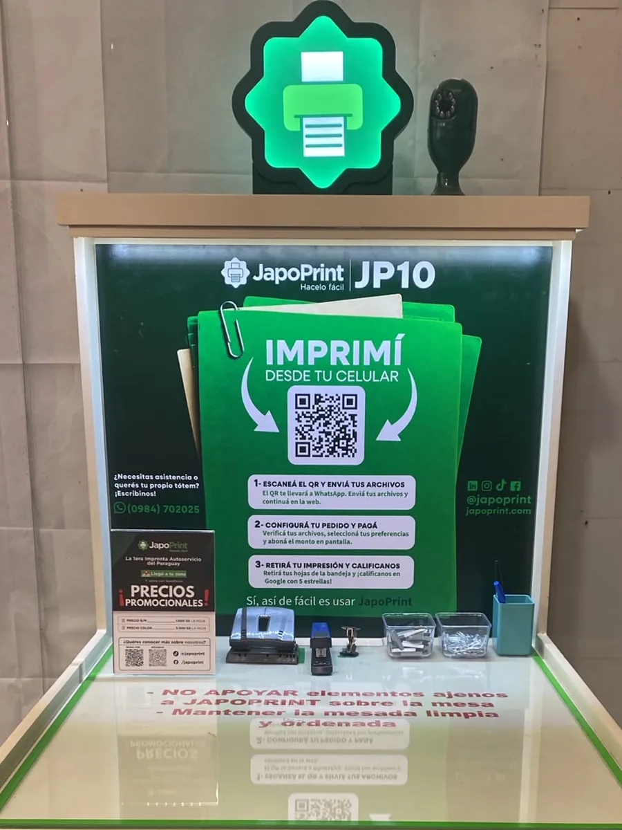 Tótem JapoPrint JP10, con el panel de instrucciones y el código QR
